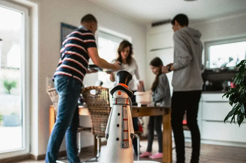 une famille décore un sapin de noel