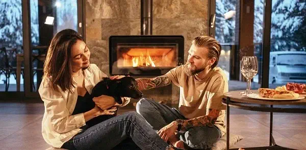 un technicien chauffagiste fait un depannage chaudiere gaz 