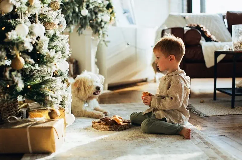 deux fillettes dans un décore de noel, cadeaux et sapin 