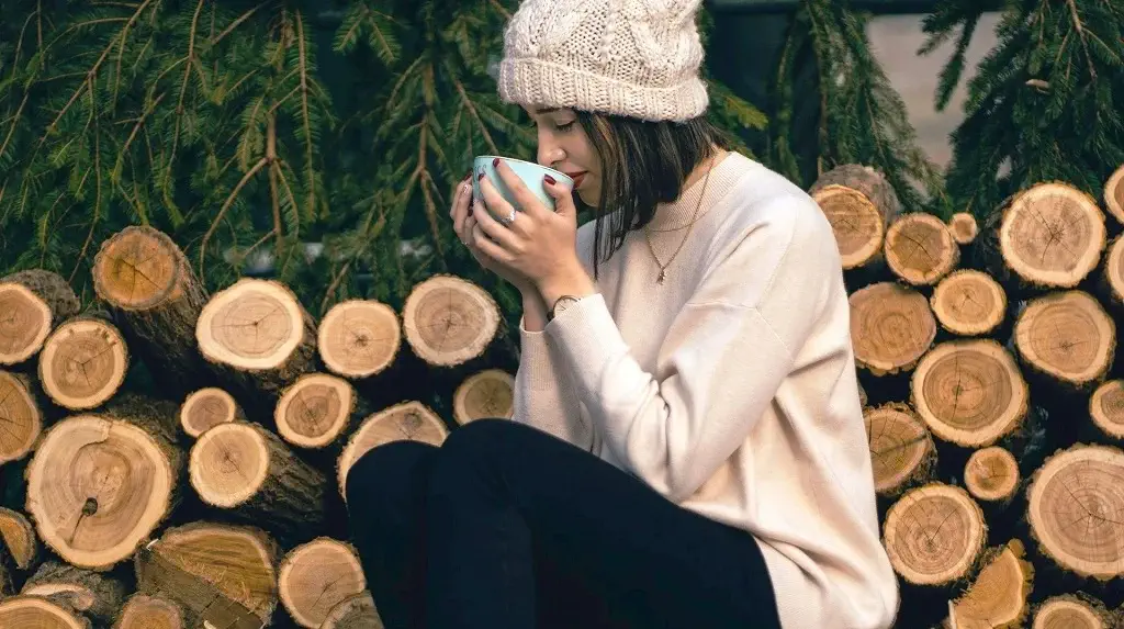 une jeune femme qui s'amuse avec de la neige  