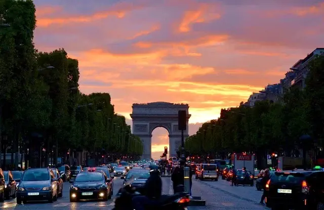 une vue sur 'arc de triamphe a pontault combault' 