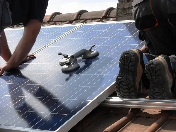 des techniciens installent des panneaux solaires 
