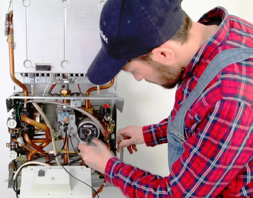 un technicien chauffage qui fait un entretien chaudiere 