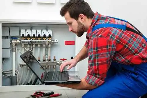 un technicien chauffage qui fait un entretien chaudiere 28 